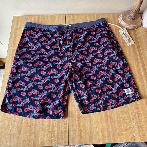 SGI THREADS Board Shorts Swim Trunks Red Floral Tropical Hibiscus Mens NWT - Picture 1 of 10